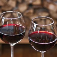 Полезные свойства и лучшие рецепты домашнего вина из черноплодной рябины