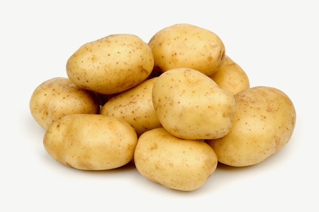 Для чего и каким образом окучивают картофель