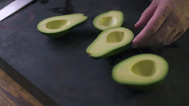 Как хранить авокадо в домашних условиях: можно ли замораживать фрукт, сохранность разрезанного плода