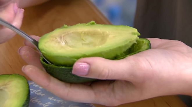 Как хранить авокадо в домашних условиях: можно ли замораживать фрукт, сохранность разрезанного плода