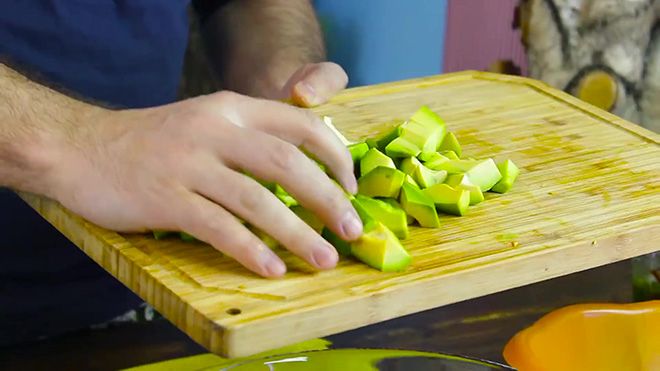 Как резать авокадо, советы профессионалов по правильной нарезке фрукта