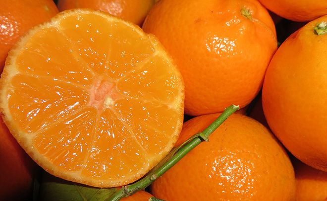 Апельсин килокалории. Мандарин калорийность 1 шт. Калорийность 1 мандарина. Вес мандарина 1 шт. Калорийность апельсина и мандарина.