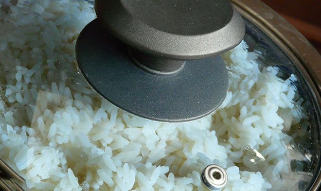 Сколько ккал в рисе вареном на воде с солью на 100 грамм, калорийность бурого и белого